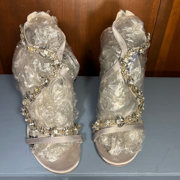 Stunning Silver Satin Crystal Encrusted Stiletto heels! 9US 42EU🤍🤍 - Picture 3 of 10
